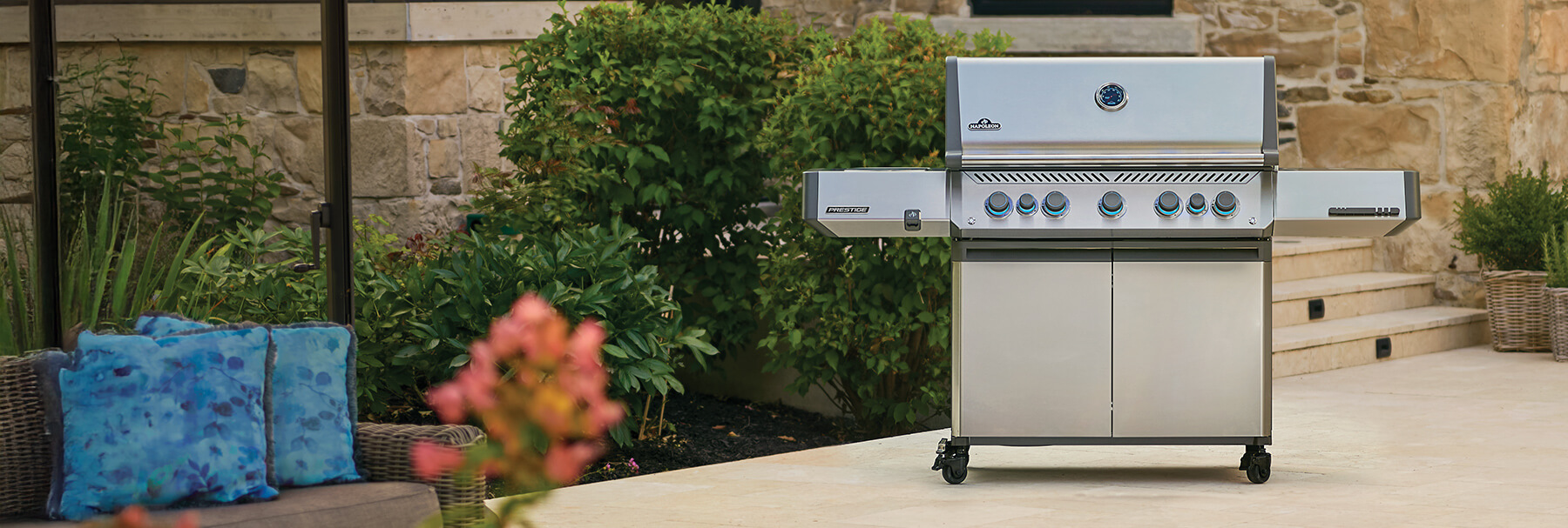Napoleon Prestige Grill in einer Outdoor-Küche